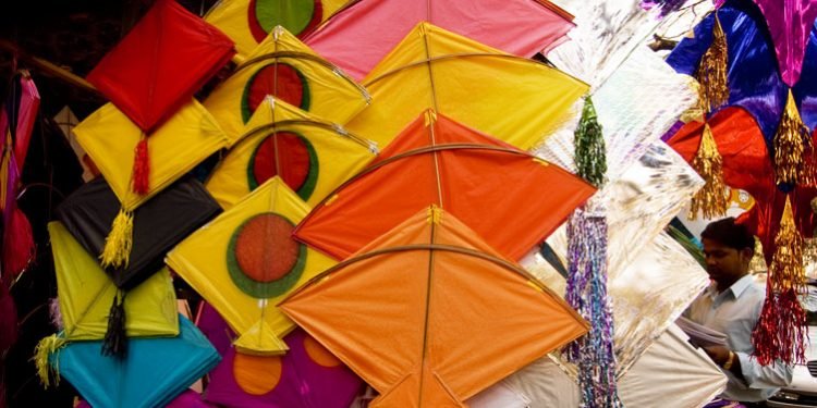 हवाओं पे लिख दो हवाओं के नाम